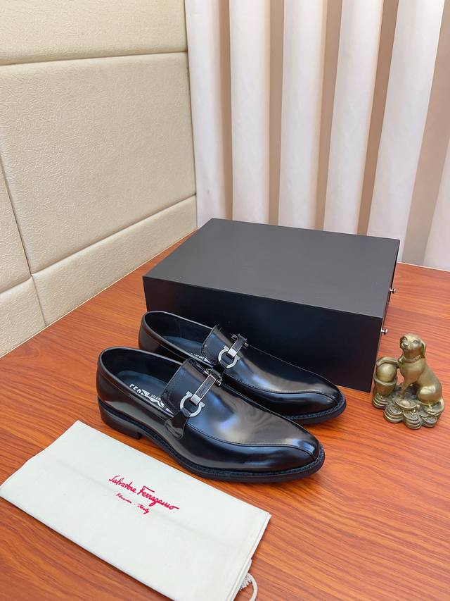 实价： 牛里 Ferragamo 菲拉格慕最新男士商务皮鞋官网原版1:1开模头层采用意大利进口牛皮奢华牛皮内里，柔软舒适高端大气，高品味男士首选38-44 45